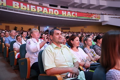 Гала-концерт творческих коллективов Минска проходит во Дворце Республики