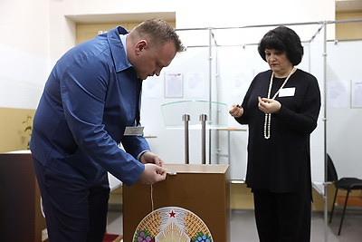ЕДГ: главы миссий ШОС и МПА СНГ посетили избирательные участки в Минске