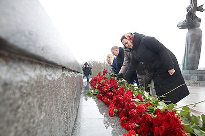 В столице в День защитников Отечества возлагают цветы к стеле \"Минск - город-герой\"