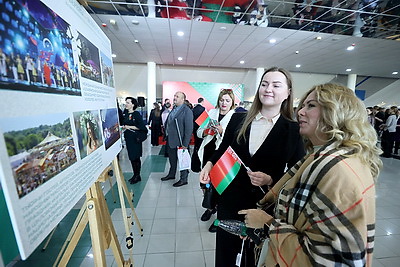 \"Время выбрало нас\": масштабный концерт \"Марафона единства\" проходит в Гомеле