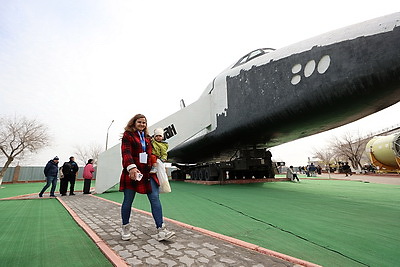 Марина Василевская оставила подпись в книге почетных гостей в Музее космодрома \"Байконур\"