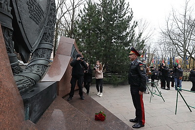 Кубраков почтил память погибших сотрудников милиции