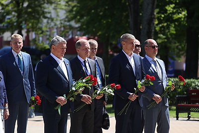 Кочанова и Матвиенко возложили венок к памятнику освобождения Полоцка