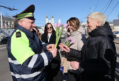 Сотрудники ГАИ поздравили женщин-водителей в Витебске