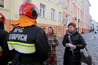 Спасатели Гродно провели акцию \"112 тюльпанов для милых женщин\"