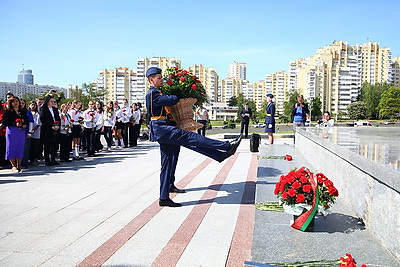 Церемония прощания с пионерским галстуком состоялась у стелы \"Минск - город-герой\"