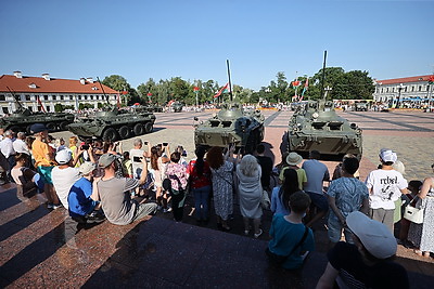 Вальс БТРов в подарок гродненцам в день освобождения подготовили военные