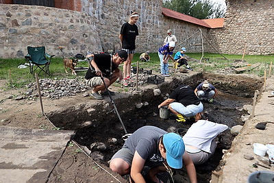 Археологи проводят исторические исследования Кревского замка