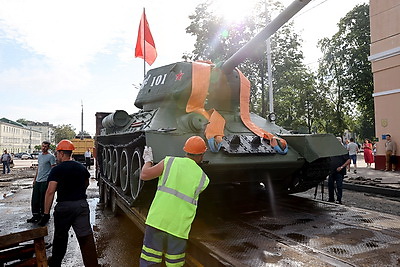 Легендарный танк Т-34 установили на площади Восстания в Гомеле