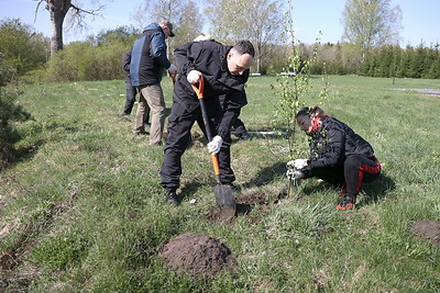 Сотрудники Администрации Президента на субботнике благоустроили мемориал Литавец