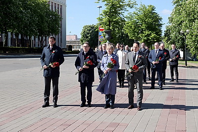 У Дома офицеров состоялась церемония возложения цветов к монументу \"Танк-освободитель\"