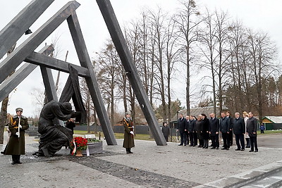 Кочанова возложила цветы к мемориалу сожженных деревень Могилевской области