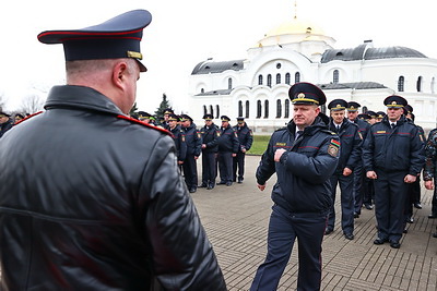 В Брестской крепости около 100 милиционерам вручили награды и погоны