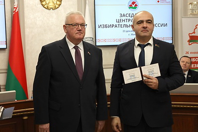 Процедура вручения удостоверений кандидатам в Президенты Республики Беларусь прошла в ЦИК
