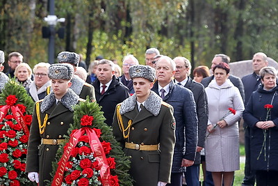 Сергеенко возложил цветы к мемориалу \"Ола\" в Светлогорском районе