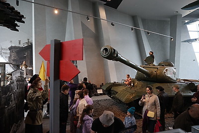 9 Мая музей истории ВОВ посетили тысячи минчан и гостей столицы