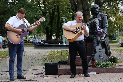 55-летие ансамбля \"Песняры\" отметили у памятника Владимиру Мулявину в Минске