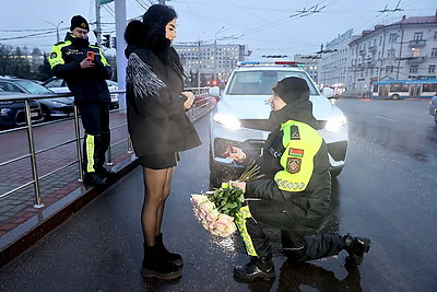 Для новогоднего настроения. Водителей Витебска поздравили Дед Мороз и Снегурочка из ГАИ