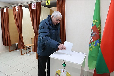 Выборы-2024: досрочное голосование на избирательном участке №2 в Дубровно