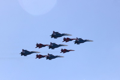 Авиаторы провели первую тренировку парада над Минском
