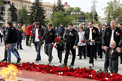 Народное возложение цветов проходит у монумента Победы в Минске