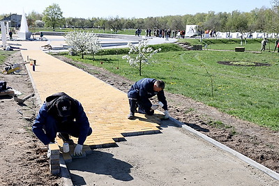 Республиканский субботник проходит в мемориальном комплексе \"Детям - жертвам войны\" в деревне Красный Берег