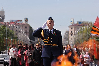 Народное возложение цветов проходит у монумента Победы в Минске