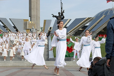 Торжественная церемония возложения цветов прошла у стелы \"Минск - город-герой\"