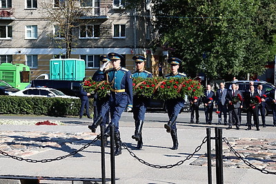 Головченко возложил цветы к мемориальному комплексу \"Вечный огонь\" в Пскове