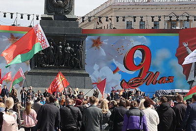 Народное возложение цветов проходит у монумента Победы в Минске