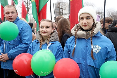 \"Будущее Беларуси в твоих руках\". Арт-объект от \"Марафона единства\" украсил один из домов Пинска