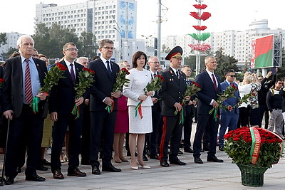 Торжественная церемония возложения цветов прошла у стелы \"Минск - город-герой\"