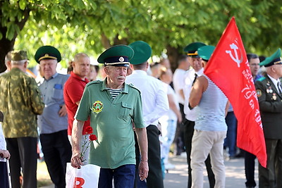 В Гродно в День пограничника прошел торжественный митинг у мемориала