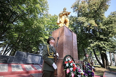 Память участников Скидельского восстания почтили у городского мемориала советским воинам