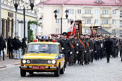 Милиционеры прошли торжественным маршем по центру Гродно