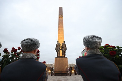 Головченко возложил цветы к монументу героическим защитникам Ленинграда