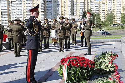 Накануне Дня Победы прошла церемония возложения цветов у стелы \"Минск - город-герой\"