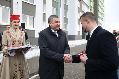 Новоселье в Сенице: работники ОАО \"Гастелловское\" получили ключи от арендных квартир