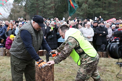 Лукашенко посетил чемпионат по колке дров среди журналистов