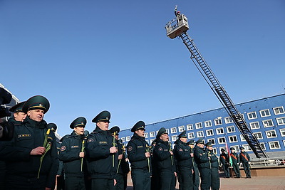 Строевым шагом с цветами: спасатели в Витебске поздравили женщин с 8 Марта