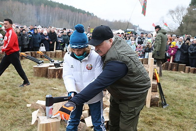 Лукашенко посетил чемпионат по колке дров среди журналистов