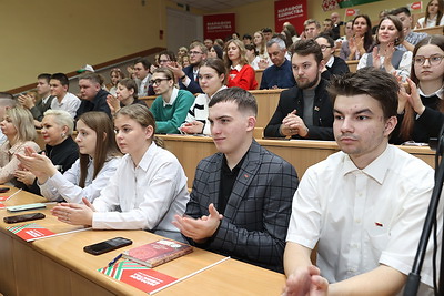 \"Через издание видим эпоху\". Гигин о выставке \"Книги в дар Президенту\" на \"Марафоне единства\"