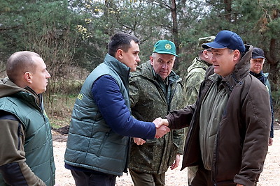 Помощь людям и стране. Головченко принимает участие в акции \"Дай лесу новае жыццё!\"