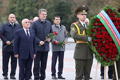 Премьер-министр Азербайджана возложил венок к монументу Победы в Минске