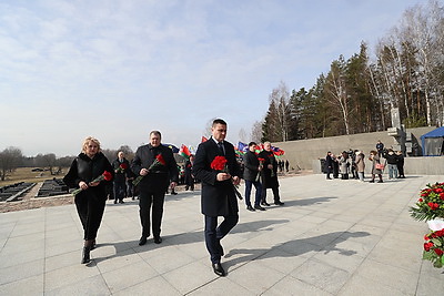 В Беларуси отдают дань памяти жителям деревни Хатынь