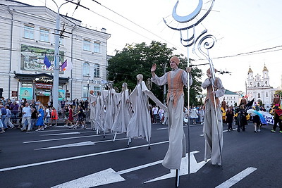 Парад фестиваля уличного искусства \"На семи ветрах\" состоялся во время \"Славянского базара\"