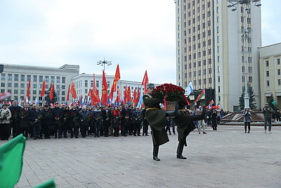 Возложение цветов к памятнику Ленина состоялось на площади Независимости в Минске