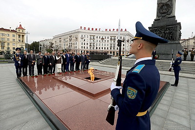 Парламентская делегация Пакистана возложила цветы к монументу Победы в Минске