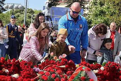 Народное возложение цветов проходит у монумента Победы в Минске