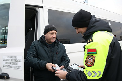 Главное - безопасность пассажиров. ГАИ Минска провела рейд для проверки маршруток